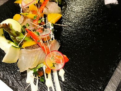 女性同士おしゃれな空間でお祝いや会食ができます