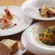 ランチコースは、その日によって配合を変える自家製の生パスタがメインのパスタランチコースをご用意。ソースは季節の旬食材を使った、季節替わりのソース4種よりお選び頂けます。ママ会やデートなどに最適です。