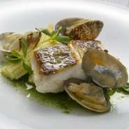 新鮮な魚介を使った『鮮魚のソテー　スープ仕立て』や、肉料理、野菜料理などの食材は市場からその日仕入れたものを使用しています。また、野菜は自家菜園の無農薬野菜も使用しています。