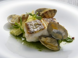 市場から仕入れる新鮮な食材や、自家菜園の無農薬野菜