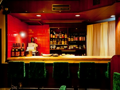 存在感のあるカウンター席でご夫婦やカップルでのデートに最適