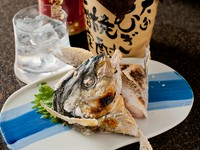 この日はシマアジとカンパチのカマを塩焼きで味わいます。新鮮な素材をじっくり焼いた、なかなか味わえない希少な部位の塩焼き。脂がのって、魚とは思えないほどしっかりした味わいです。