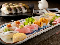 市場へ行って店主自ら厳選して仕入れる旬の鮮魚で握ります。その日によってネタが変わり、濃厚なウニ、あっさりした白身のサヨリや、添えたポン酢がさわやかなヒラメ、などどれもおすすめです。