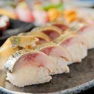 鯖を締める酢の加減と寿司飯とのバランスが良く、青魚が苦手という人も食べられる店主自慢の棒寿し。お酒の肴としても良し、最後の〆にも良しな一品です。
11月～2月の冬の時期がおすすめ。