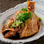 脂がのった、高級魚と言われる「のどぐろ」をじっくり炊いて煮付けに。ほど良い甘みの上品な味わいがたまりません。魚の種類はその日によって変わります。