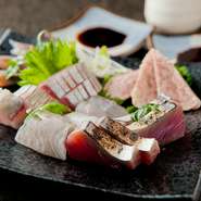 仕入れの状況により魚の種類が変わる盛り合わせ。訪れるたびに新しい味に出会えます。「クジラのさえずり」のようなめずらしい刺身が入ることもあり、楽しめる一品です。