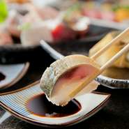 鯖は浅めに絞めて、生に近い状態で提供していますが、鯖が苦手な方も美味しいと言ってくれる自慢の一品です。鯖は産地にこだわらず、脂乗りを考慮して、その時々で厳選した「これは」というものを使っています。