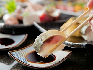 脂のりの良い青魚の旨みが味わえる『鯖の棒寿し』