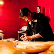 常に旬のものを出すことを心がけています。カウンター席でおまかせで、と注文するお客様は多く、苦手なものなど聞きながらその日のおすすめ料理とお酒を楽しんでもらいます。