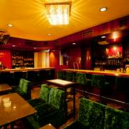 ラウンジの奥にあるカウンターでおいしい魚をじっくり味わった後は、ラウンジをパーティースペースとして利用しては。カラオケがあり、貸切り可能。予算に応じたコースも用意できるのでぜひ宴会でご利用ください。