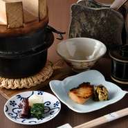 提供されるコース料理は、日本料理の伝統にオリジナリティーを加えた新たな芸術。品格を湛えたメニューの数々が2人の特別な時間をそっと盛り上げます。日本酒を嗜みながら、会話に花を咲かせてみては。