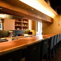 木を基調とした和モダンな内装で、温かみのある空間を演出