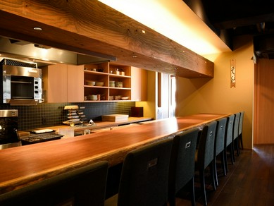 木を基調とした和モダンな内装で、温かみのある空間を演出