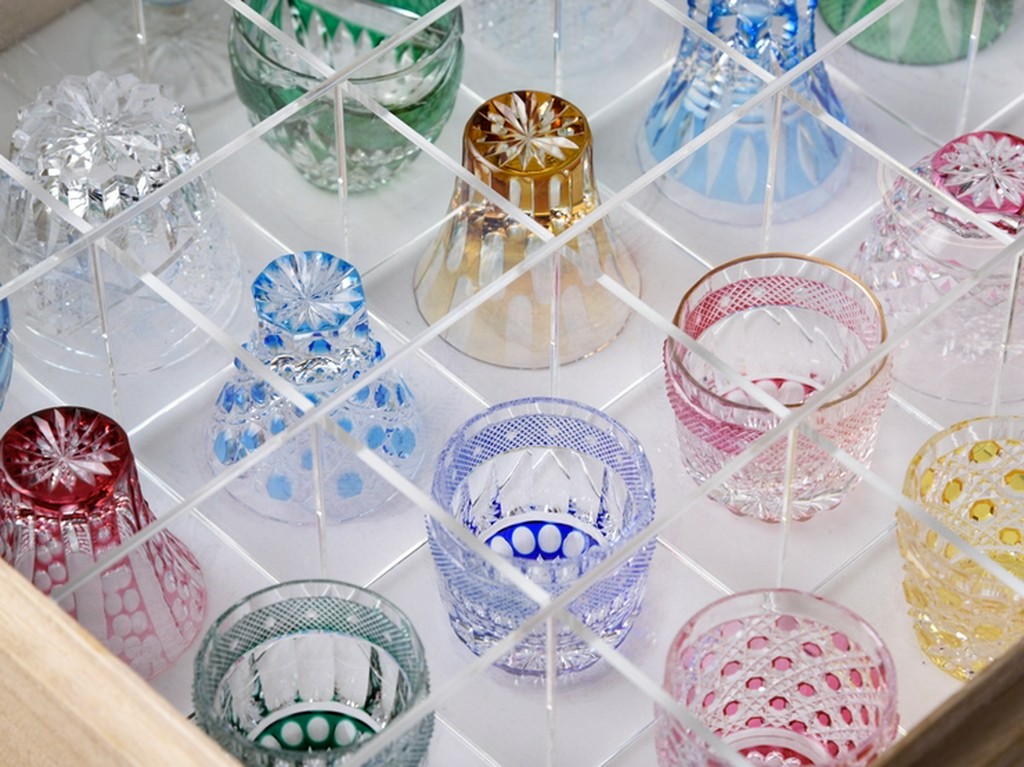 酒や料理の味をより一層引き立てるこだわりの器に目を奪われる