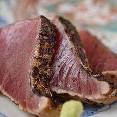 仕上げの炙りは目の前で。高知直送の新鮮な鰹にほのかな藁の香りが食欲をそそる『鰹の塩たたき』