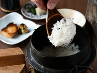 コースの締めは、鹿児島県で地産地消される希少な「あきほなみ」で。一般には出回っていないお米で、甘みと香りに特徴があります。漬け物や煮付けなど、月替わりのさまざまな「ごはんのお供」が付くのもうれしい。