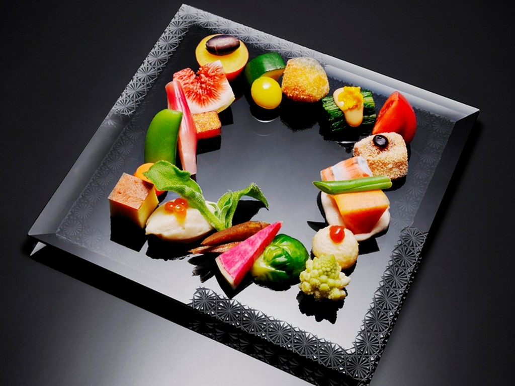 彩り豊かな野菜の共演。甘み、辛味、苦味、酸味、塩味など、五味のすべてを一皿で堪能する『お野菜の八寸』