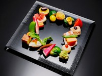 彩り豊かな野菜の共演。甘み、辛味、苦味、酸味、塩味など、五味のすべてを一皿で堪能する『お野菜の八寸』