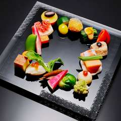 彩り豊かな野菜の共演。甘み、辛味、苦味、酸味、塩味など、五味のすべてを一皿で堪能する『お野菜の八寸』