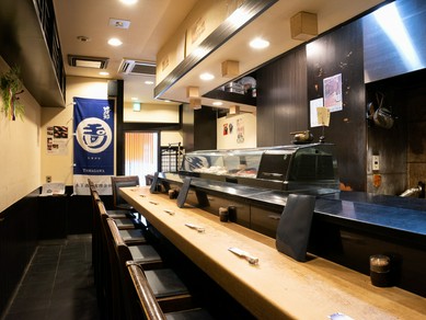 カウンター席でしっとりと、食事を楽しむ大人の時間