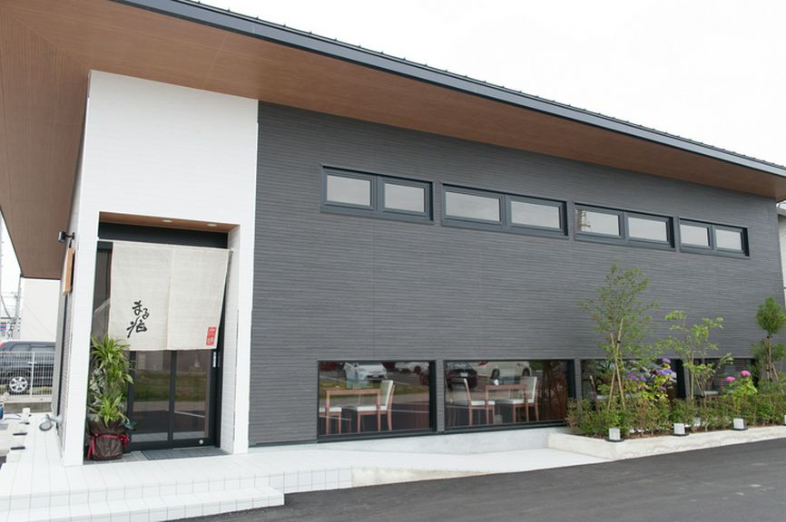 鰻料理をカジュアルに楽しむ、モダンテイストなお店