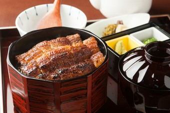 薬味とダシを組み合わせて、好みの味で楽しむ『ひつまぶし』