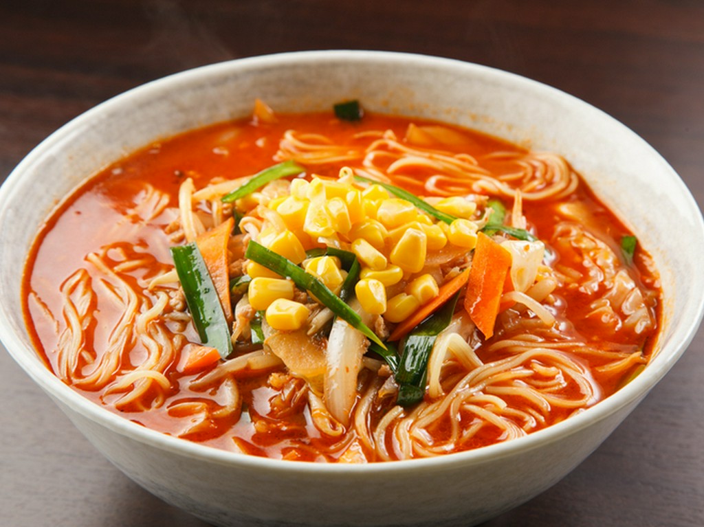 ピリッと辛い、チゲ風調味料である自家製味噌を使った『野菜たっぷり秀丸ラーメン』