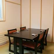 琉球畳に重厚感のあるテーブルが置かれた和モダンな個室。風情ある佇まいは、接待や顔合わせなど、改まった会席の場としてお誂え向きです。極上の料理とムードで、最高級のおもてなしを。