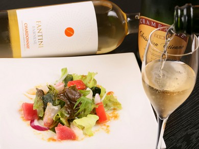 グラスでも、ボトルでも飲めるフランスのシャンパニュー