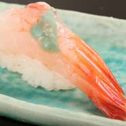 地元で獲れる旬の魚貝がメイン。「きんき」や「ほっき」など、北海道の新鮮な海の幸が勢揃いです。シャリにもこだわり、新潟産のコシヒカリを中心に、その時によいものが厳選されています。