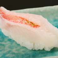 言わずと知れた、北海道の代表的な魚。白身は脂がたっぷりとのっており、皮をつけて炙ることで旨味が強調された逸品に仕上げられています。天然の粗塩とレモンであっさりとどうぞ。