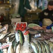 函館産のウニをはじめ、蟹、キンキ等の高級魚から、活イカ、タコ、ホッキなど近海物まで種類豊富な品揃え。 