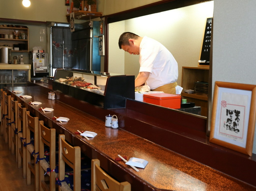 大切な人と訪れたい癒しの空間。カウンターでのんびりとお食事を