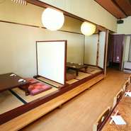 あたたかな雰囲気が心地よい店内はお座敷席を完備。お子様と一緒に安心して食事を愉しめます。誕生日や記念日などの席に気軽に利用ができるお店。大将おすすめの鮮魚を囲んで家族団らんのひとときを過ごしませんか。