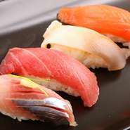 函館産の魚介を中心に、大将自ら市場へ出向き仕入れを行うそう。脂ののった旬魚のとろけるような旨みや、貝のコリッとした歯ごたえは新鮮の証。四季折々の海の幸を満喫できます。