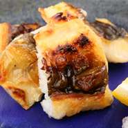 シンプルながらも素材の魅力を最大限に引き出した逸品。口に含めばふっくらとした食感と凝縮した旨み、焼いた皮の香ばしさが良いアクセントに。素材を知り尽くした大将の技が光る一皿です。