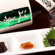 経験豊かな大将ならではの一皿。リクエストをすれば、めずらしい一品に出会えることも。※写真は一例です（からすみ・ズワイガニの外子・内子）