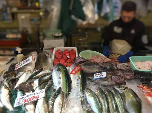 プロの料理人にも評価の高いはこだて自由市場の老舗鮮魚店。