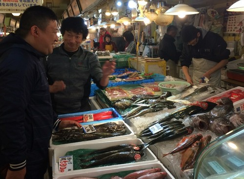 信頼のおける仕入れ先だからこそ、その日あがった魚の話も白熱！