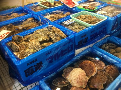 地元はもとより、全国各地の旬の魚介類が揃っている魚屋。　