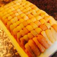 浜中町にある「カネキ木村水産」さん。

棹前昆布、長昆布、厚葉昆布、猫足昆布の４種類の浜中昆布の産地でもある為、
その良質のエサを食べた「カネキ木村水産」さんのウニが美味しい理由です。

日本で獲れるウニのなかで最も美味とされる「エゾバフンウニ」。
その味は、トロっとしてとにかく濃厚。

美味しさの秘密はもう一つ、入荷したら即加工、発送という早いスピードです。
やはり鮮度が命なんです。