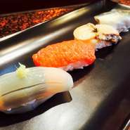 函館産、道南産、北海道近海、そして時に全国の旬のネタを集める森山がその時期のおすすめネタをご紹介！

【活イカ（真イカ）】
真イカ（別名「するめいか」。）6月から11月にかけて函館で獲れるイカで、函館でイカと言えば真烏賊のことです。身の硬さ、甘み、旨味が程よい一番馴染み深いイカです。

【時子】
幻の鮭、時しらずのメスの子だけを集め白醤油で味付け。非常に珍しいネタです。6月～9月にかけてのみ！