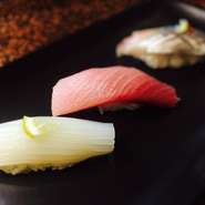 【ヤリイカ】
11月から5月にかけて函館で獲れるイカで、真イカに比べて甘みが強く、こりこりとした食感ながらも、柔らかくて美味しいです。

【鰤】
親潮と黒潮の寒暖両流が交差する恵山の天然ブリは、「氷見のブリ」にも決して引けをとらない美味しさです。脂の旨みが特長で、特に寒くなると脂を蓄える為、寒の時期が最高です。

【秋刀魚】
この時期の生秋刀魚は、脂ののりも良く臭みもなく光り物特有の旨み（甘味）が魅力。