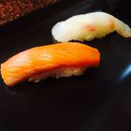 【キングサーモン（鱒の介）】
この時期、函館市椴法華沖で獲れるこの鮭は、脂ののりが魅力ではありますが、食感、旨みのバランスがとても良く、焼いても揚げても美味しいですが、刺身、握りで是非お召し上がりください。

【ソイ】
カサゴの仲間で、北海道を代表する白身魚です。
プリプリモチモチした食感で磯の香りも絶妙です。
白身好きの方は是非！