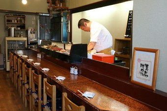 カウンターでしっとりと味わう海の幸。大人の女子会に最適