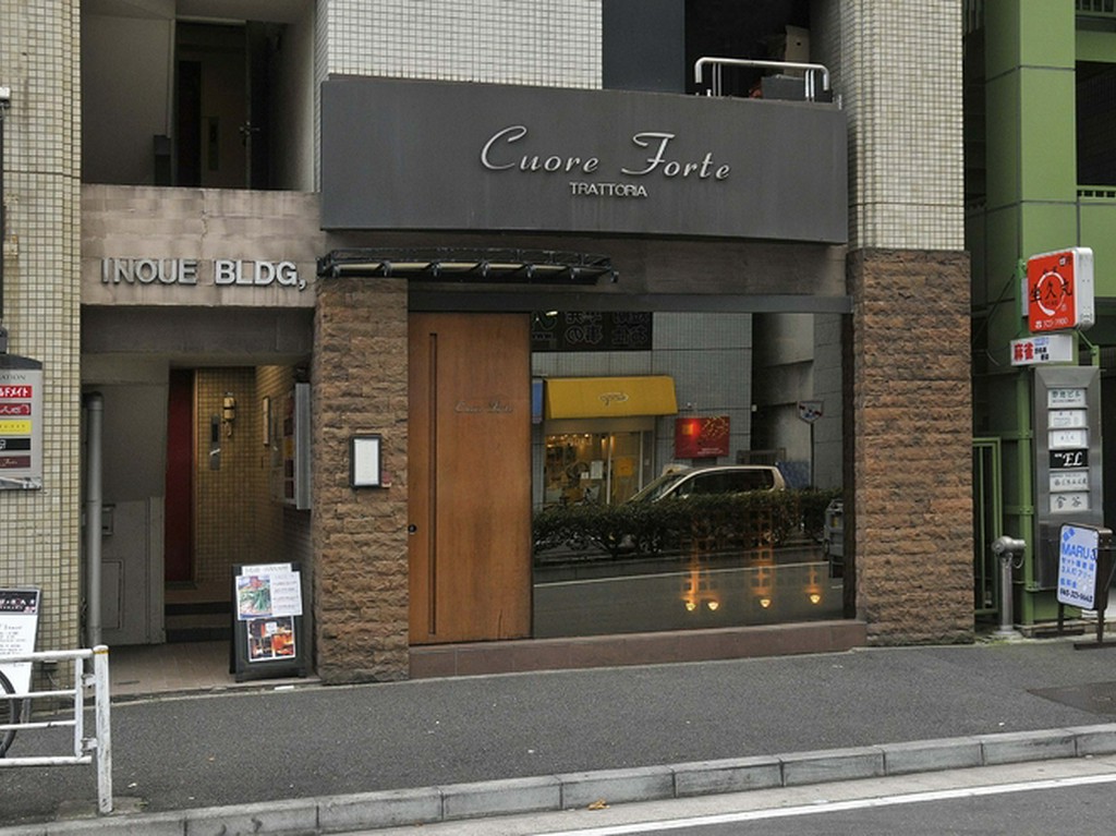 カウンターのみ10席。記念日など大切な方と過ごしたいときに