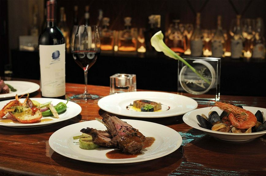 農家直送の農産物や期間限定のお肉も。旬の食材を最大限に。