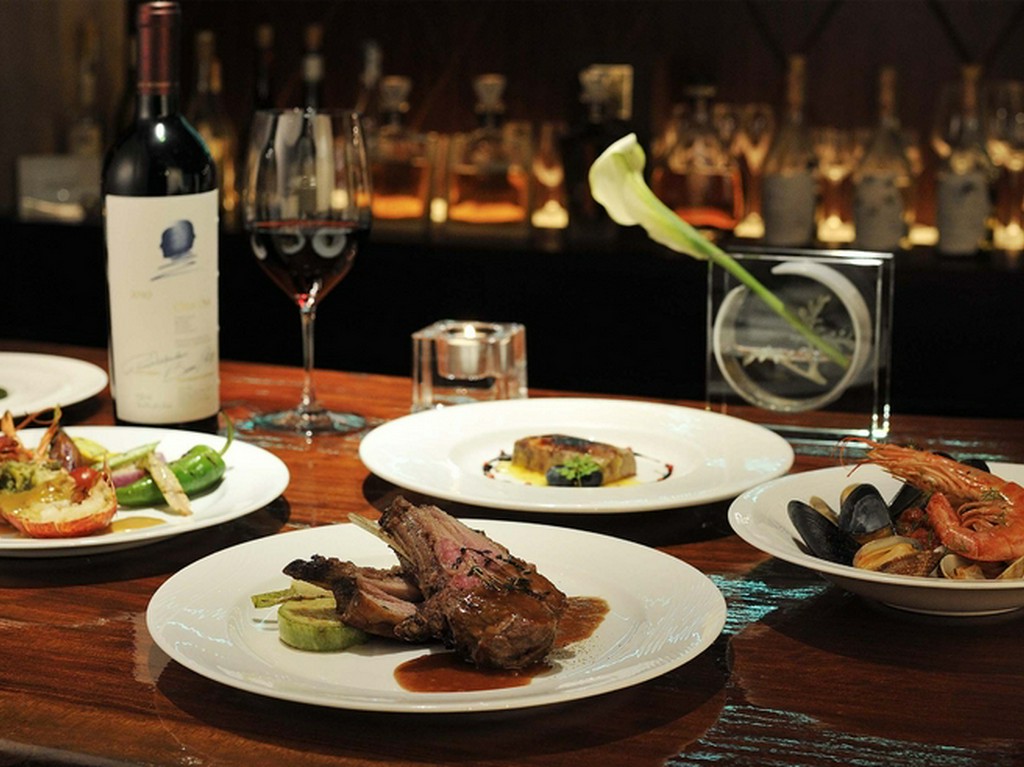 農家直送の農産物や期間限定のお肉も。旬の食材を最大限に。　