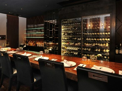 重い扉を開けて広がる、シンプルながら上質な空間。