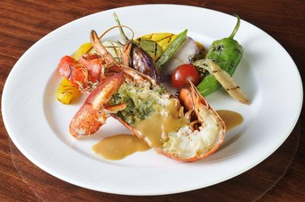 活オマールのローストと三浦野菜のグリル